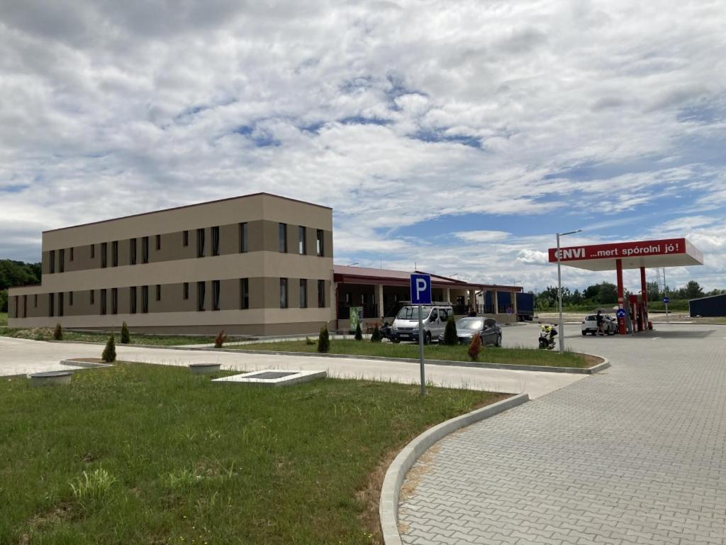 M70 Panzio Szemenyecsörnye Exterior photo